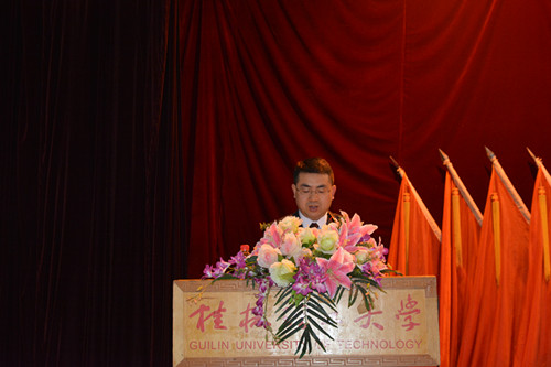 学院党委书记白永生代表上一届党委作工作报告
